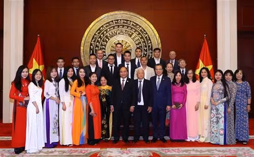阮春福总理同越南驻华大使馆干部和工作人员合影。图自越通社 阮春福总理同越南驻华大使馆干部和工作人员合影。图自越通社