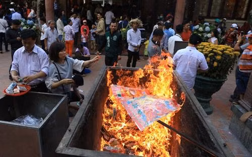 建议取消在佛教祭拜地烧纸钱和纸扎祭品的习俗。(图片来源于网络) 建议取消在佛教祭拜地烧纸钱和纸扎祭品的习俗。(图片来源于网络)