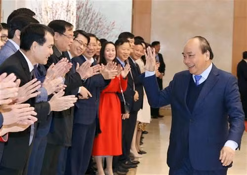 越南政府总理阮春福与政府办公厅全体干部和工作人员。图自越通社 越南政府总理阮春福与政府办公厅全体干部和工作人员。图自越通社