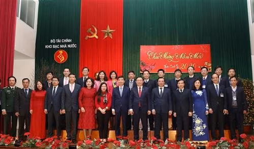 政府副总理王廷惠与国家银库领导、工作人员合影。图自越通社 政府副总理王廷惠与国家银库领导、工作人员合影。图自越通社