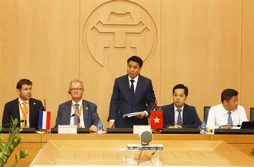 河内市人民委员会主席阮德钟在座谈会上发表讲话 图自越通社