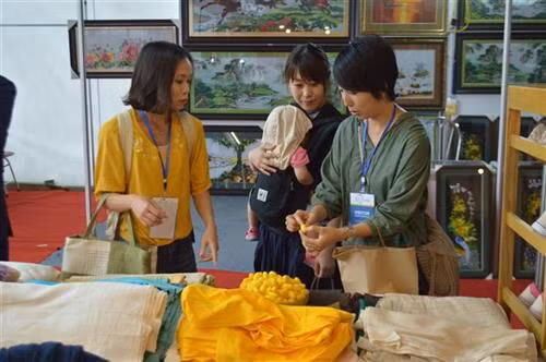 此次展会吸引众多参观者的关注。图自越通社 此次展会吸引众多参观者的关注。图自越通社