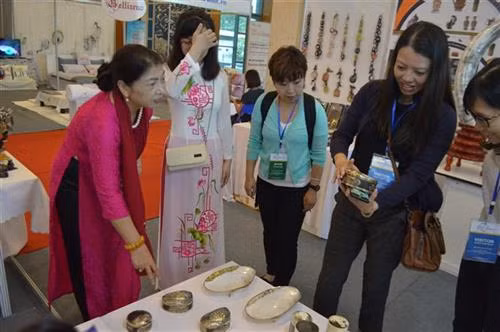 此次展会吸引众多参观者的关注。图自越通社 此次展会吸引众多参观者的关注。图自越通社