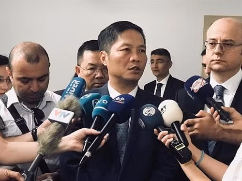 越南工贸部长陈俊英接受阿塞拜疆媒体的采访。（图片来源：http://kinhtedothi.vn）