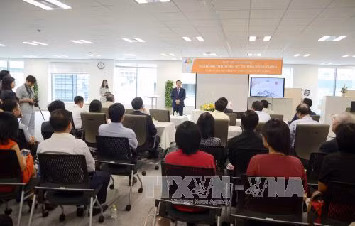 丁进勇部长与FPT日本公司工作人员交谈。(图片来源:越通社) 丁进勇部长与FPT日本公司工作人员交谈。(图片来源:越通社)