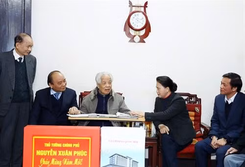 政府总理阮春福和国会主席阮氏金银春节前走访慰问原总书记杜梅。(图片来源:越通社) 政府总理阮春福和国会主席阮氏金银春节前走访慰问原总书记杜梅。(图片来源:越通社)