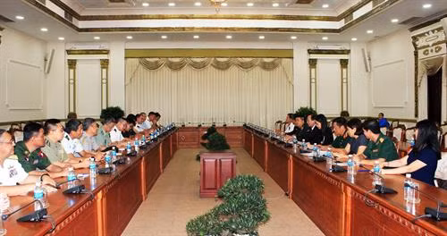 胡志明市领导会见各国驻越大使馆国防武官代表团场景。(图片来源:越通社) 胡志明市领导会见各国驻越大使馆国防武官代表团场景。(图片来源:越通社)
