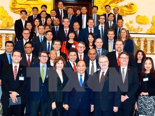 阮春福总理与美国东盟商业理事会代表团合影。(图片来源:越通社) 阮春福总理与美国东盟商业理事会代表团合影。(图片来源:越通社)