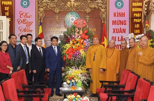 河内市人民委员会主席阮德钟向越南佛教教会致以新春祝福。(图片来源:越通社) 河内市人民委员会主席阮德钟向越南佛教教会致以新春祝福。(图片来源:越通社)