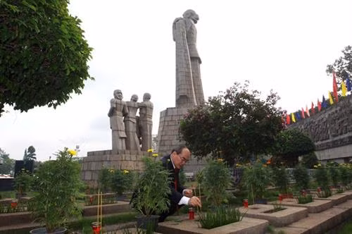 阮善仁向各位英雄烈士上香。图自越通社 阮善仁向各位英雄烈士上香。图自越通社