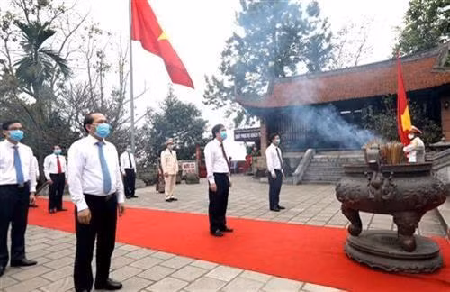 参加国母瓯姬上香仪式的代表。图自越通社 参加国母瓯姬上香仪式的代表。图自越通社