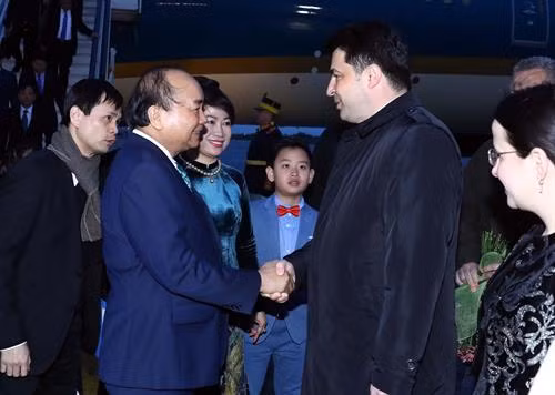 阮春福一行欢迎仪式在布加勒斯特亨利·科安达国际机场举行 图自越通社 阮春福一行欢迎仪式在布加勒斯特亨利·科安达国际机场举行 图自越通社