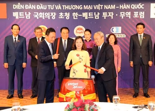 论坛上,越南国会主席阮氏金银和韩国国会议长文喜相共同见证了越捷航空公司从越南富国岛至韩国首尔直达航线的开通仪式。越通社记者 仲德 摄 论坛上,越南国会主席阮氏金银和韩国国会议长文喜相共同见证了越捷航空公司从越南富国岛至韩国首尔直达航线的开通仪式。越通社记者 仲德 摄