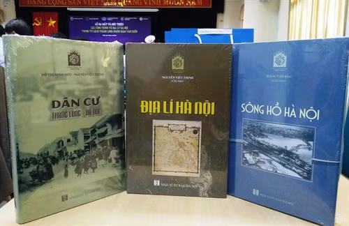 在千年升龙书柜项目第二阶段亮相公众的三本书籍包括《河内地理》、《升龙-河内居民》和《河内河流》。图自互联网