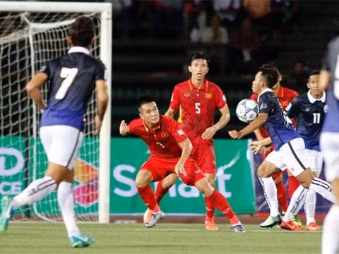 越南球员(红衣)与柬埔寨球员激烈角逐。(图片来源:http://thethao.vnexpress.net) 越南球员(红衣)与柬埔寨球员激烈角逐。(图片来源:http://thethao.vnexpress.net)