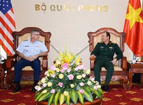越南人民军副总参谋长范玉明上将（右）与美国海岸警卫队太平洋地区副司令、海军中将弗雷德·米吉特。（图片来源：人民军队报）