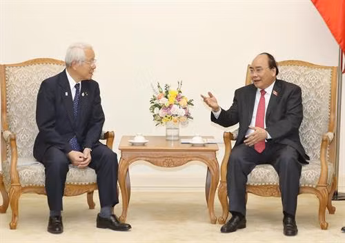 越南政府总理阮春福会见日本兵库县知事井户敏三。图自越通社