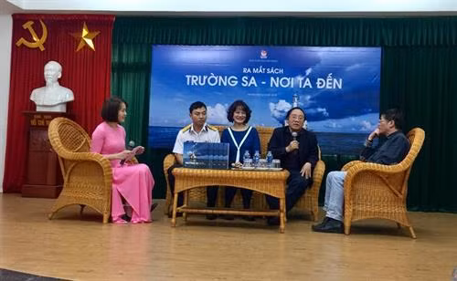 越南记者阮美茶《长沙——我到的地方》一书发布会场景。(图片来源:www.dangcongsan.vn) 越南记者阮美茶《长沙——我到的地方》一书发布会场景。(图片来源:www.dangcongsan.vn)