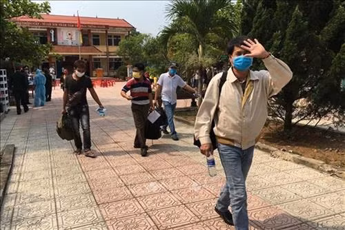 附图：完成隔离期的人员重返家乡。图自越通社