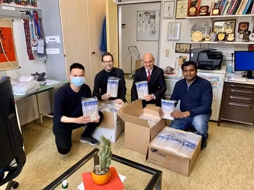 越南-德国医学研究中心（VG-CARE）向德国发送了6000个病毒采样管。图自越通社