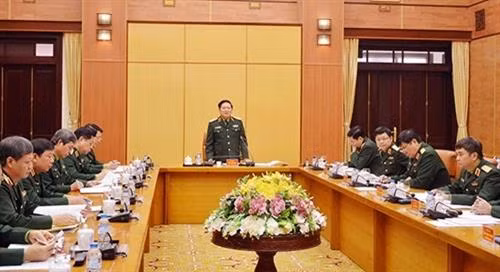吴春历大将与越南人民军总政治局领导举行工作会谈。（图片来源：越南人民军报）