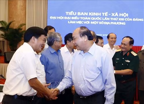 阮春福与各位代表亲切交谈。图自越通社 阮春福与各位代表亲切交谈。图自越通社