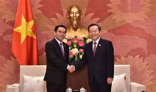 越南国会副主席冯国显会见老挝国会计划财政与审计委员会主任维莱翁·布达康。图自越通社 越南国会副主席冯国显会见老挝国会计划财政与审计委员会主任维莱翁·布达康。图自越通社