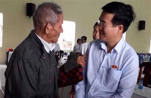 武文赏与同奈省选民亲切交流。图自越通社