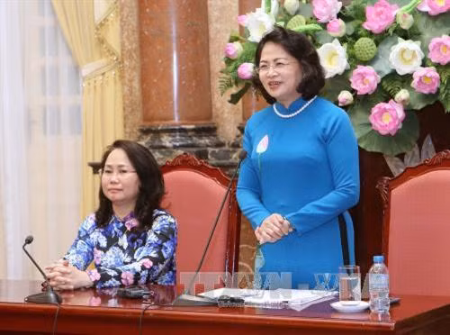 国家副主席邓氏玉盛在见面会上发表讲话。越通社记者 伊晋 摄 国家副主席邓氏玉盛在见面会上发表讲话。越通社记者 伊晋 摄