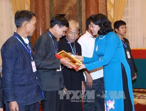 国家副主席邓氏玉盛向少数民族先进模范代表人士赠送礼物。越通社记者 伊晋 摄 国家副主席邓氏玉盛向少数民族先进模范代表人士赠送礼物。越通社记者 伊晋 摄