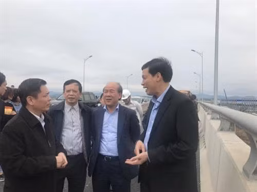 交通运输部部长阮文体与广宁省领导交谈。（图片来源：越通社）