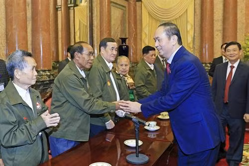 越南国家主席陈大光会见对越南革命事业做出贡献的老挝公民代表。(图片来源:越通社) 越南国家主席陈大光会见对越南革命事业做出贡献的老挝公民代表。(图片来源:越通社)