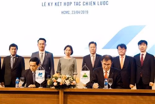 越南和平建设集团股份公司和韩国现代电梯制造公司签署股票发行认购协议。图自越通社 越南和平建设集团股份公司和韩国现代电梯制造公司签署股票发行认购协议。图自越通社