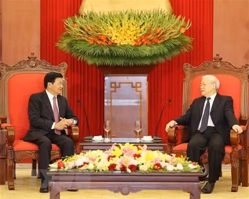 越共中央总书记、国家主席阮富仲（右）和老挝人民革命党中央总书记、国家主席本扬·沃拉吉。图自越通社
