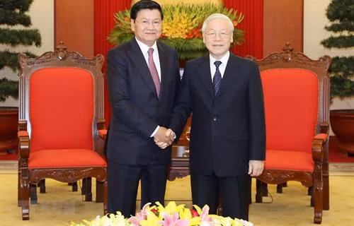 越共中央总书记、国家主席阮富仲（右）和老挝人民革命党中央总书记、国家主席本扬·沃拉吉。图自越通社