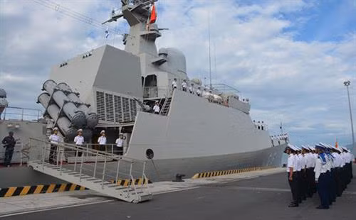 越南海军016“光忠”号导弹护卫舰抵达金兰港。图自互联网 越南海军016“光忠”号导弹护卫舰抵达金兰港。图自互联网