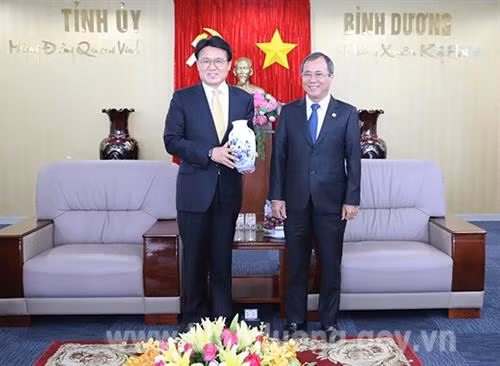 越南平阳省省委书记陈文南会见韩国大田地方警察厅厅长黄恩荷。图自互联网 越南平阳省省委书记陈文南会见韩国大田地方警察厅厅长黄恩荷。图自互联网