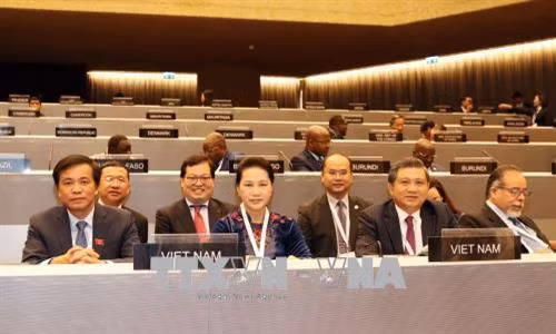 阮氏金银和越南国会高级代表团出席议联第138届大会全体会议。（图片来源：越通社）。越通社记者 仲德 摄