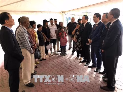 越南国会代表团同越裔马达加斯加人社群代表会面交流。（图片来源：越通社）