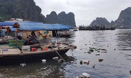 每天,下龙湾接待500多艘游轮,其中3分之1,共约1万名游客需要过夜,因此,垃圾排放较多。图自因特网 每天,下龙湾接待500多艘游轮,其中3分之1,共约1万名游客需要过夜,因此,垃圾排放较多。图自因特网