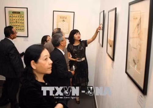 捷克著名画家吉利·斯里瓦 （Jiri Sliva）代表作品展参观者。越通社记者 青松 摄