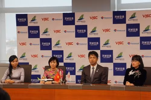 越竹航空公司总裁兼副总经理杨氏梅花（左二）与茨城县知事大井川和彦在公布越竹飞往日本的首个航班的新闻发布会上 图自互联网