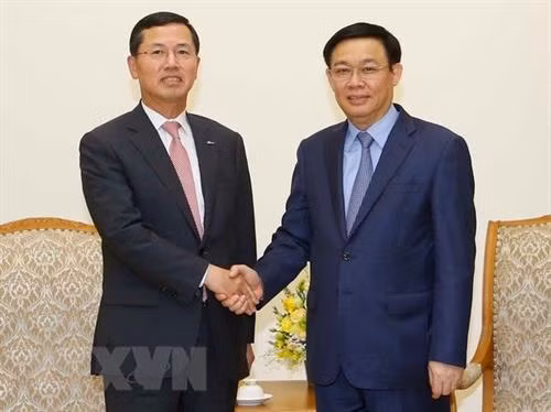 越南政府副总理王廷惠(右)会见韩国新韩金融集团董事长兼总经理林勇正。图自越通社 越南政府副总理王廷惠(右)会见韩国新韩金融集团董事长兼总经理林勇正。图自越通社