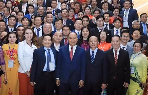 越南政府总理阮春福与越南中小型企业代表团合影。图自越通社 越南政府总理阮春福与越南中小型企业代表团合影。图自越通社