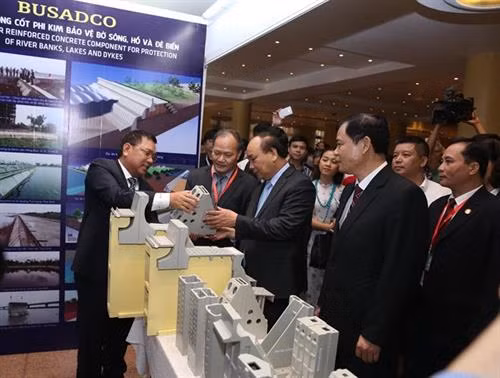 阮春福参观预防和应对自然灾害领域的展位。越通社记者 统一 摄 阮春福参观预防和应对自然灾害领域的展位。越通社记者 统一 摄