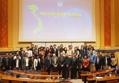 与会代表合影。图自越通社
