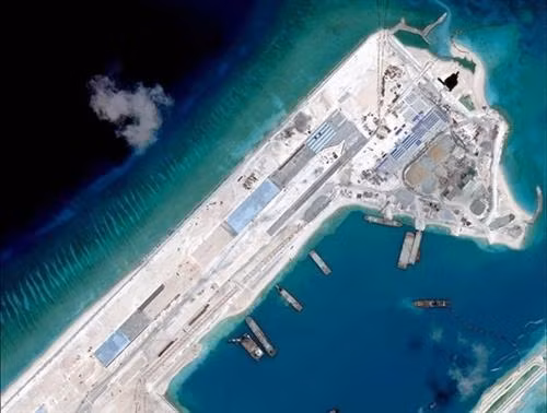 附图：中国侵占属于越南长沙群岛的十字礁并非法建设飞机跑道。图自CSIS