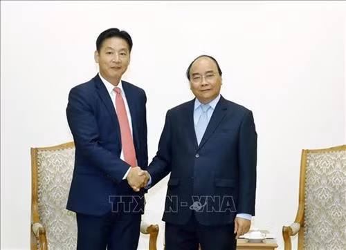 政府总理阮春（右）福会见日本永旺集团首席执行官Yasutsugu Iwamura。图自越通社