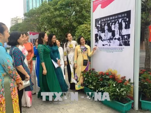 各位代表参观图片展。（图片来源：越通社）