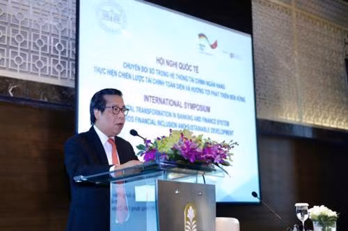 越南国家银行副行长阮金英在会上发言。图自越通社